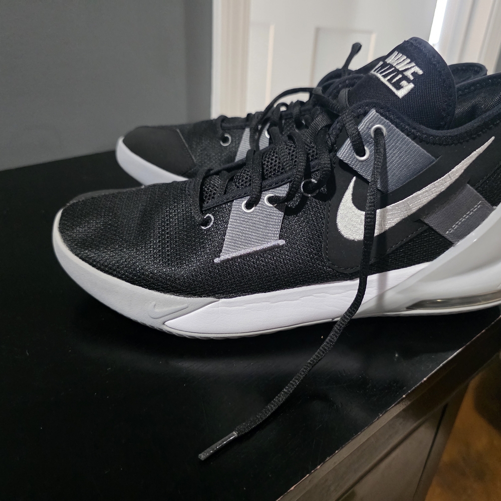 Nike Black and White Athletic Shoes - Picture 2 of 3